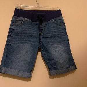 Comfy mid-length shorts